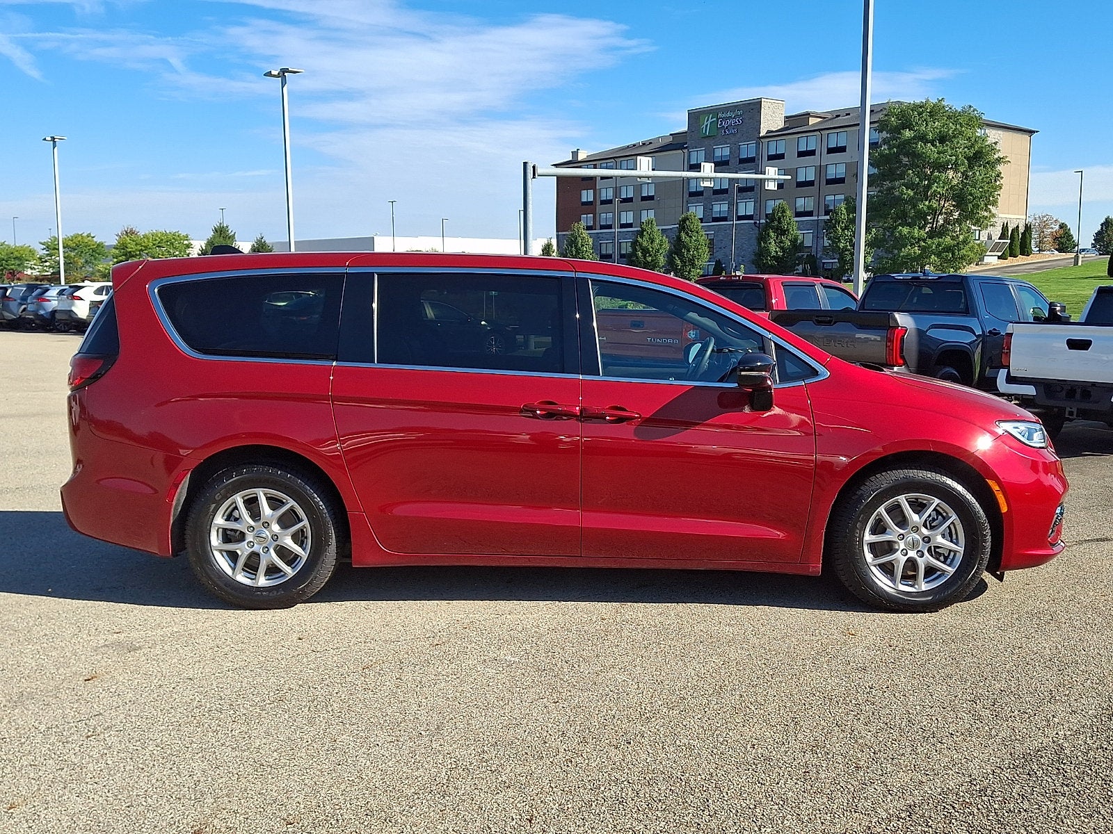2025 Chrysler Pacifica Select