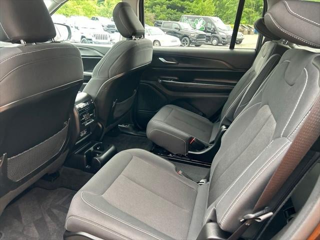 2023 Jeep Grand Cherokee L Laredo 4x4