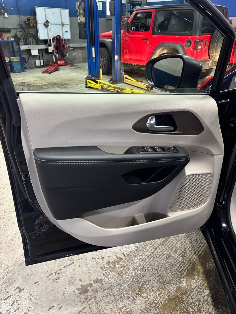 2024 Chrysler Voyager LX