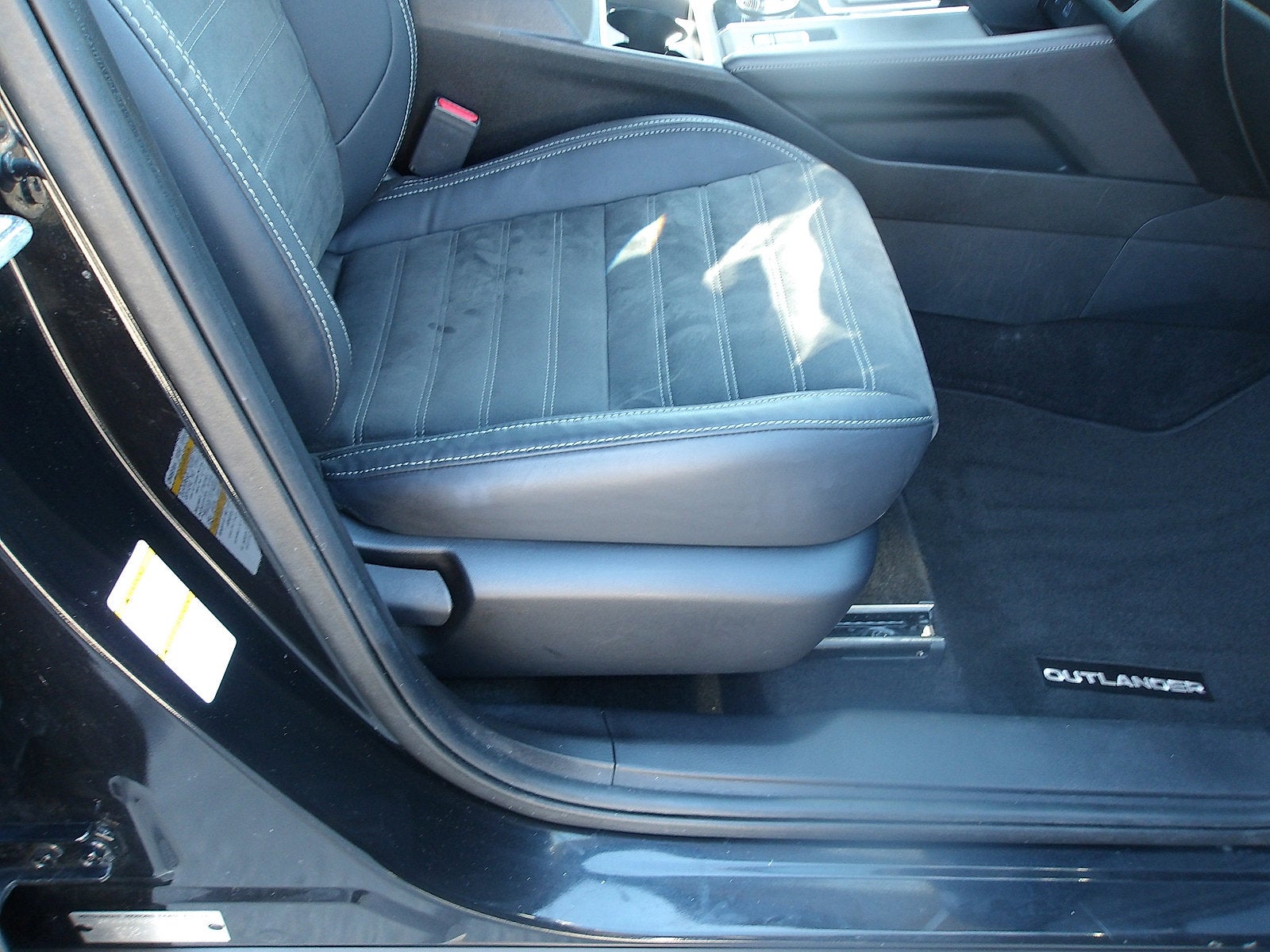 2023 Mitsubishi Outlander Base